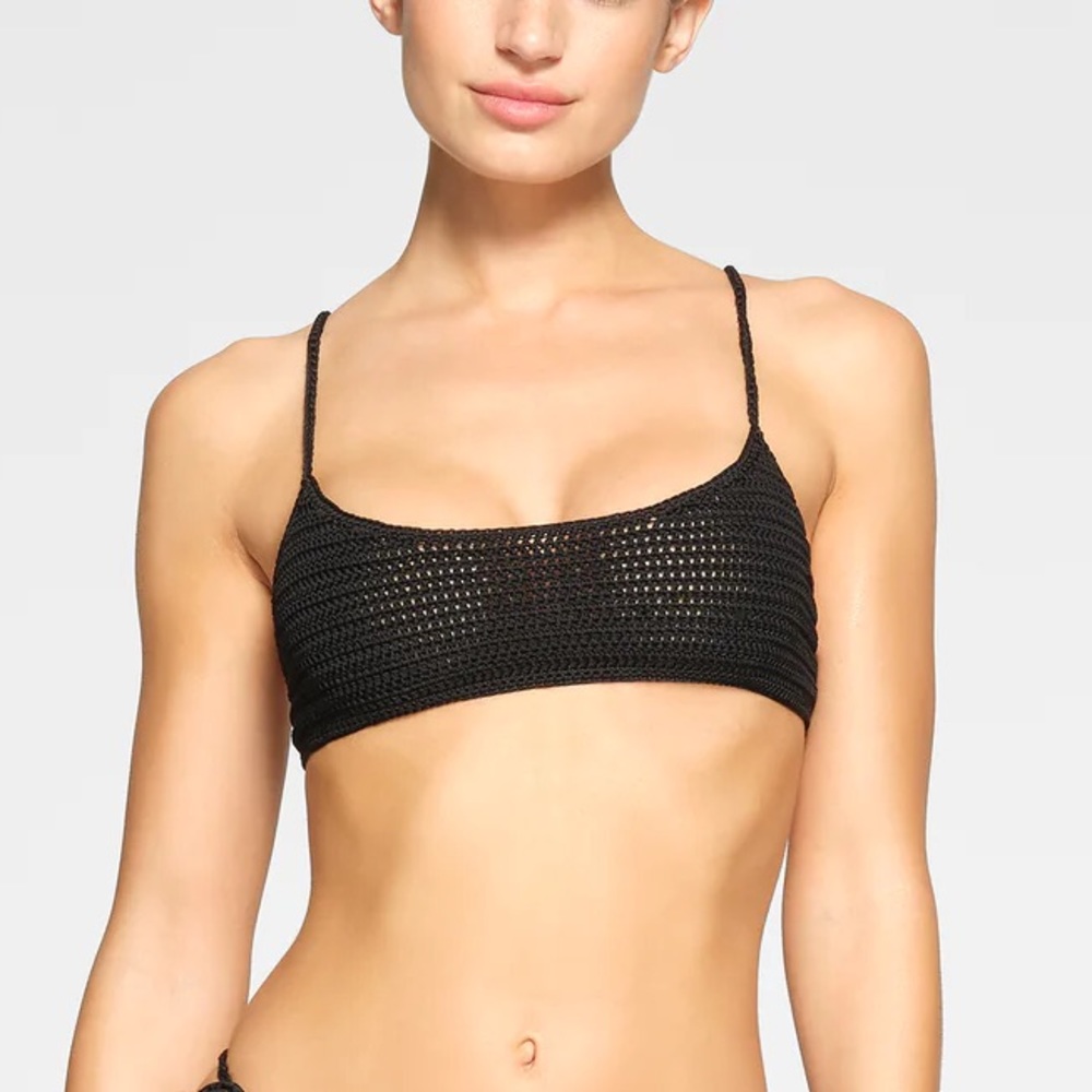 SKIMS CROCHET SWIM MICRO SCOOP BIKINI TOP Black Onyx L (SK0072)